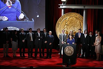 Alec Baldwin with cast of 30 Rock accepting Peabody Award in 2008